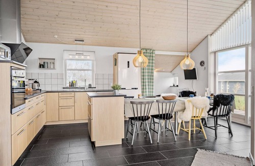 Mommark Strand House | Cozy home in Sydals with house sea view