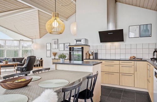 Mommark Strand House | Cozy home in Sydals with house sea view