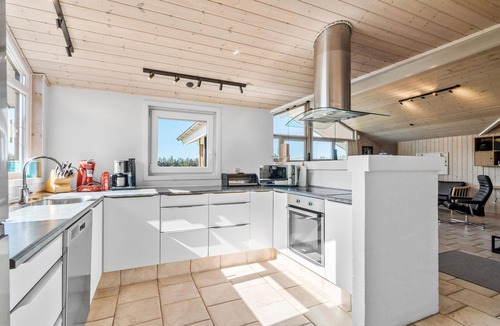 Skaven Strand House | Cozy home in Tarm with WiFi
