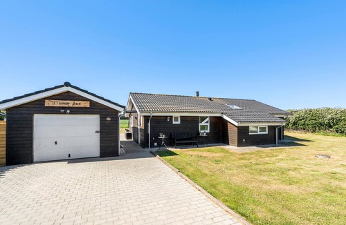 Skaven Strand House | Cozy home in Tarm with WiFi