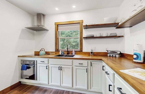Adams House | Cozy Home in the trees, w/large yard, fire pit, gas grill, & WIFI