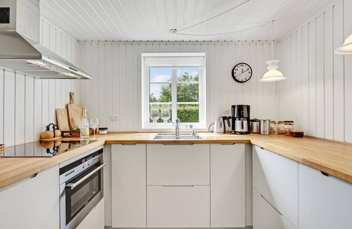 Sønder Nissum House | Cozy home in Ulfborg with kitchen