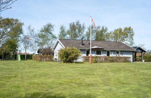 Vinderup House | Cozy home in Vinderup with kitchen