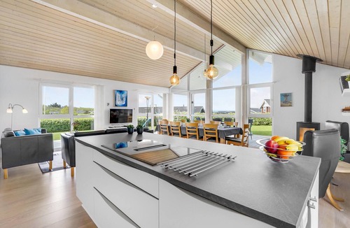 Vinderup House | Cozy home in Vinderup with kitchen