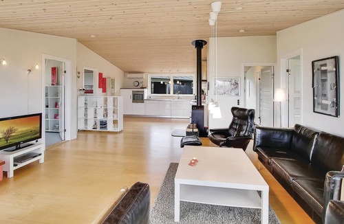 Vinderup House | Cozy home in Vinderup with house sea view