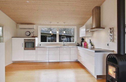 Vinderup House | Cozy home in Vinderup with house sea view