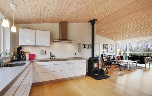 Vinderup House | Cozy Home In Vinderup With House Sea View
