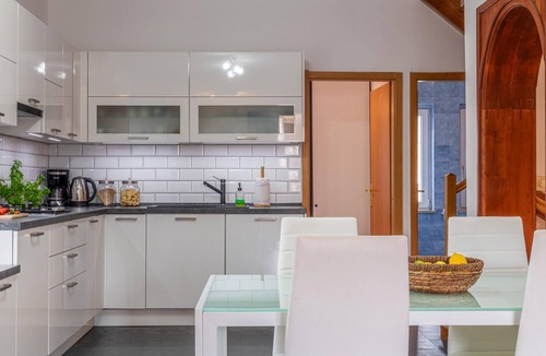 Zminj House | Cozy home in Zminj with WiFi