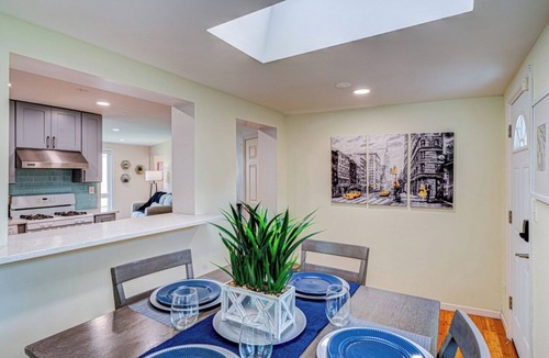 Highland Hills House | Cozy Home | King Bed | 10P | Metra |Chicago Suburb