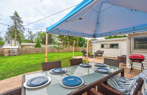 Highland Hills House | Cozy Home | King Bed | 10P | Metra |Chicago Suburb