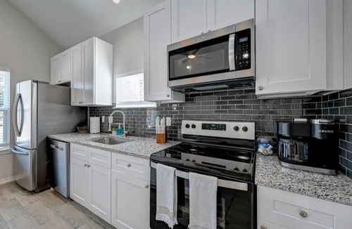Montgomery House | Cozy Home Lake Conroenn