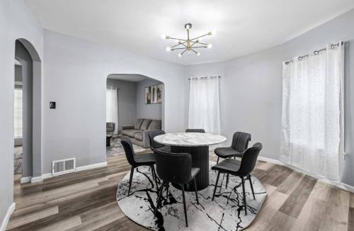 Downtown Niagara Falls House | Cozy Home Mins to Niagara Falls and Hospital