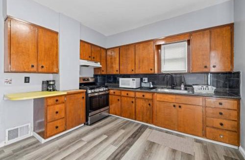 Downtown Niagara Falls House | Cozy Home Mins to Niagara Falls and Hospital