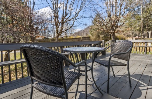 Arden House | Cozy Home Near Asheville Fire Pit Dog Friendly