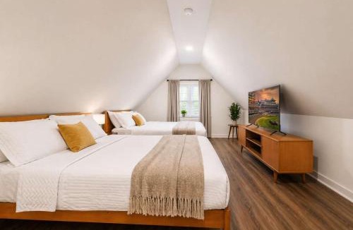 Phoenix Hill House | Cozy Home near Downtown - Close to Nulu - Sleeps 6