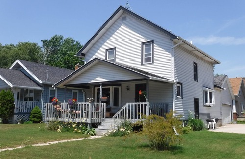 Two Rivers House | Cozy home near Lake Michigan. Easy drive to Green Bay, Door County & Sheboygan.