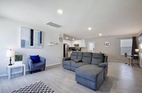 Converse House | Cozy home near Randolph AFB, BAMC, NE Methodist Hosp & Downtown SA.
