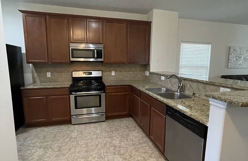 Hutto House | Cozy home, near Samsung,Dell Diamond and shopping centers.