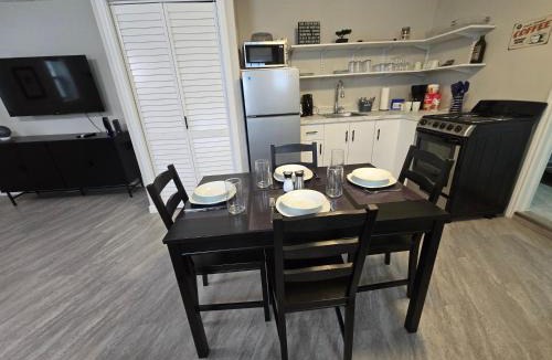Rideau Heights Apartment | Cozy home on a quiet street minutes to DT Kingston