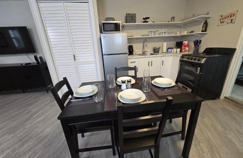 Rideau Heights Apartment | Cozy home on a quiet street minutes to DT Kingston