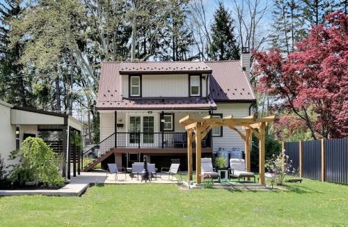 Cumbola Apartment | Cozy Home Retreat by the River