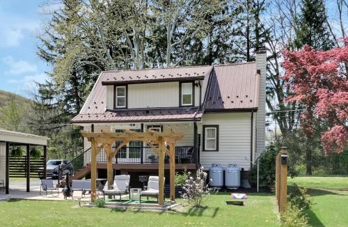 Cumbola Apartment | Cozy Home Retreat by the River
