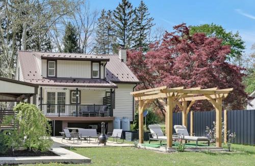 Cumbola Apartment | Cozy Home Retreat by the River
