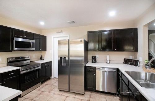 Converse House | Cozy Home - Self Check-In w/Spacious Deck