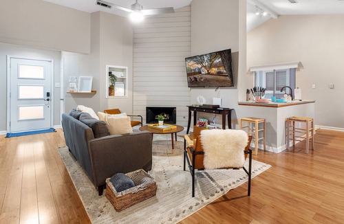 McNeil House | Cozy Home☼Seton+St Davids Medical☼WIFI☼Work Friendly☼Long Stays