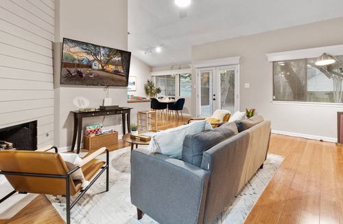 McNeil House | Cozy Home☼Seton+St Davids Medical☼WIFI☼Work Friendly☼Long Stays