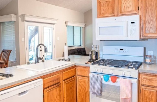 McNeil House | Cozy Home☼Seton+St Davids Medical☼WIFI☼Work Friendly☼Long Stays