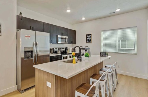 People's Freeway House | Cozy home w/75in TV & pet-friendly