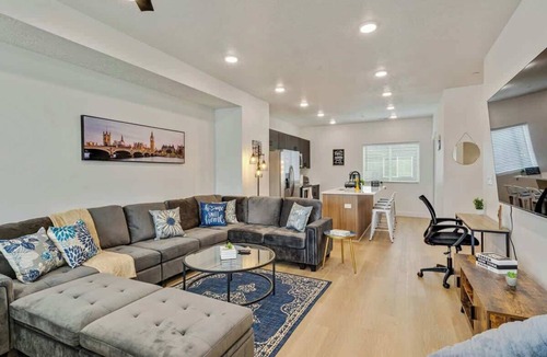 People's Freeway House | Cozy home w/75in TV & pet-friendly
