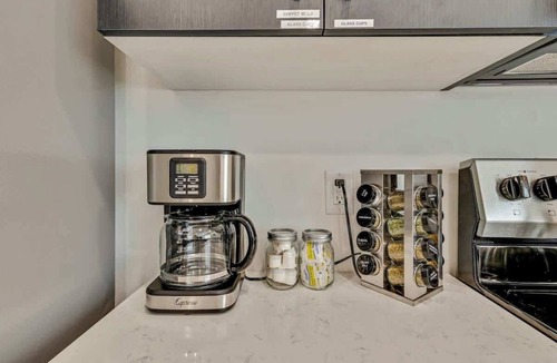 People's Freeway House | Cozy home w/75in TV & pet-friendly