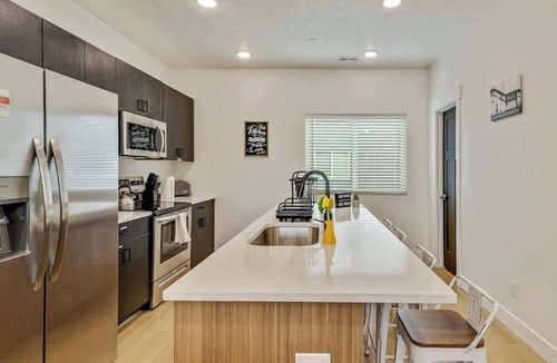 People's Freeway House | Cozy home w/75in TV & pet-friendly