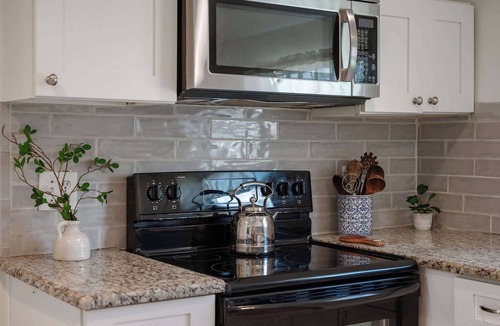 College Park House | Cozy home w/full kitchen & work space