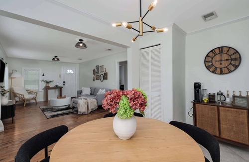 College Park House | Cozy home w/full kitchen & work space