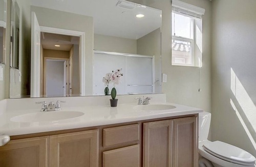 Gilroy House | Cozy Home With Cal-King Bed