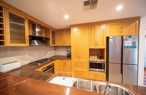 Glenelg Villa | Cozy Home with fireplace 5mins to beach