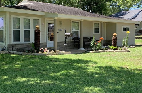 Schulenburg House | Cozy home with great landscaping and cute decor!