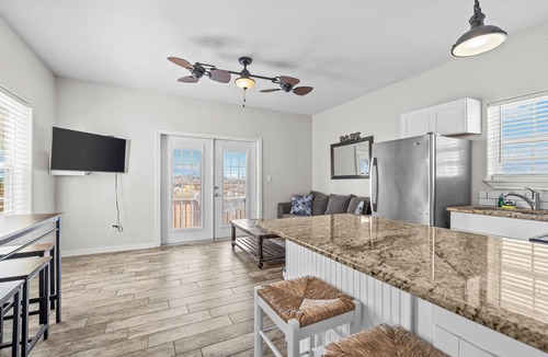 North Beach House | Cozy home with Harbor Bridge & Ocean views. Close to Beach