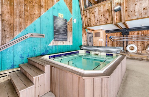 Wilmington House | Cozy home with large deck, views, pool table & pools