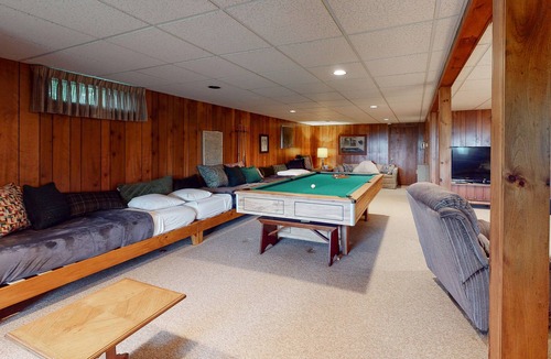 Wilmington House | Cozy home with large deck, views, pool table & pools