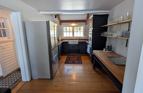 Dorset House | cozy home with mountain views.