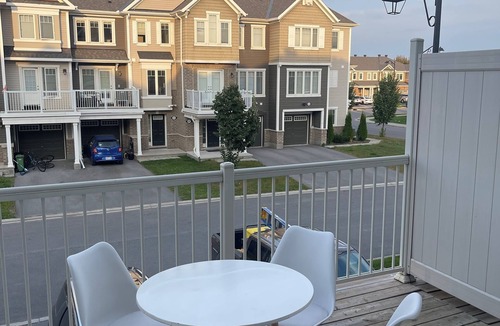 Ottawa Division House | Cozy home with pool table in ottawa