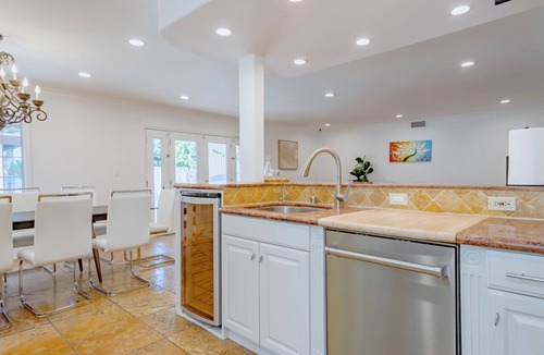 Sherman Oaks House | Cozy Home with Pool and Jacuzzi Minutes from Universal Studios