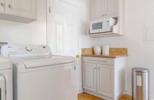 Sherman Oaks House | Cozy Home with Pool and Jacuzzi Minutes from Universal Studios