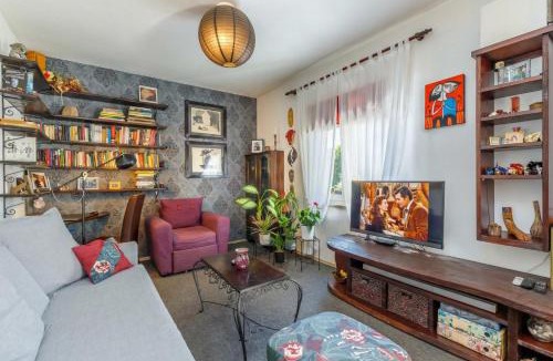 Sarsoni Apartment | Cozy Home with Private Garden - Happy Rentals