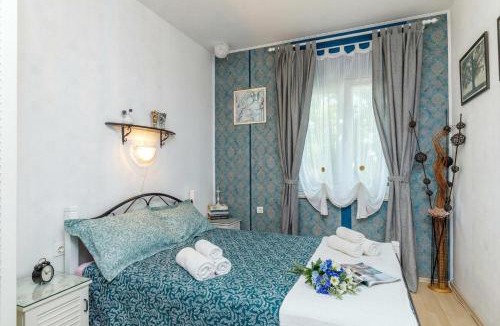 Sarsoni Apartment | Cozy Home with Private Garden - Happy Rentals