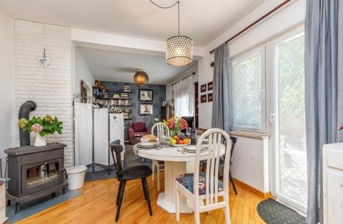 Sarsoni Apartment | Cozy Home with Private Garden - Happy Rentals